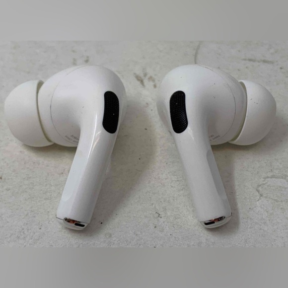 Apple 3rd Generation AirPods Gently Used Bluetooth noise cancelling headphones - Picture 2 of 4